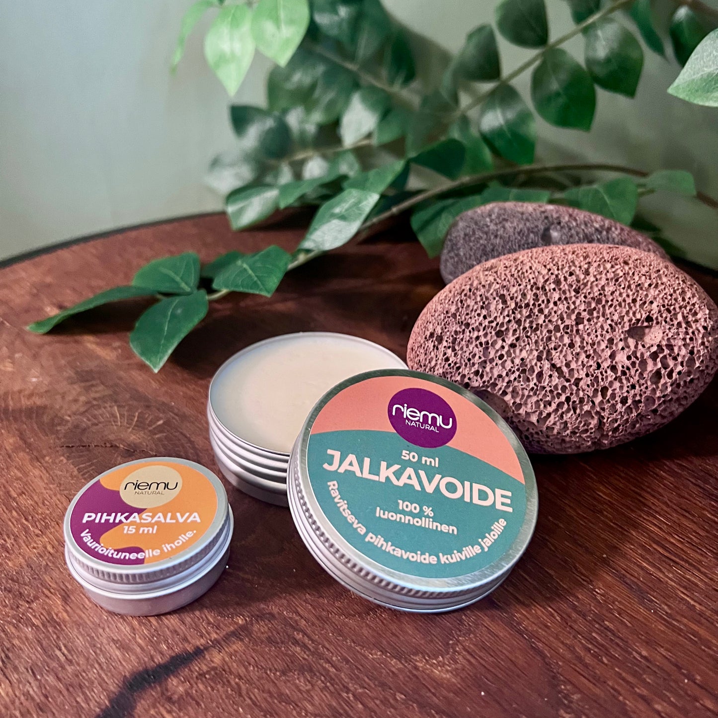 Laaja pihkapaketti jaloille